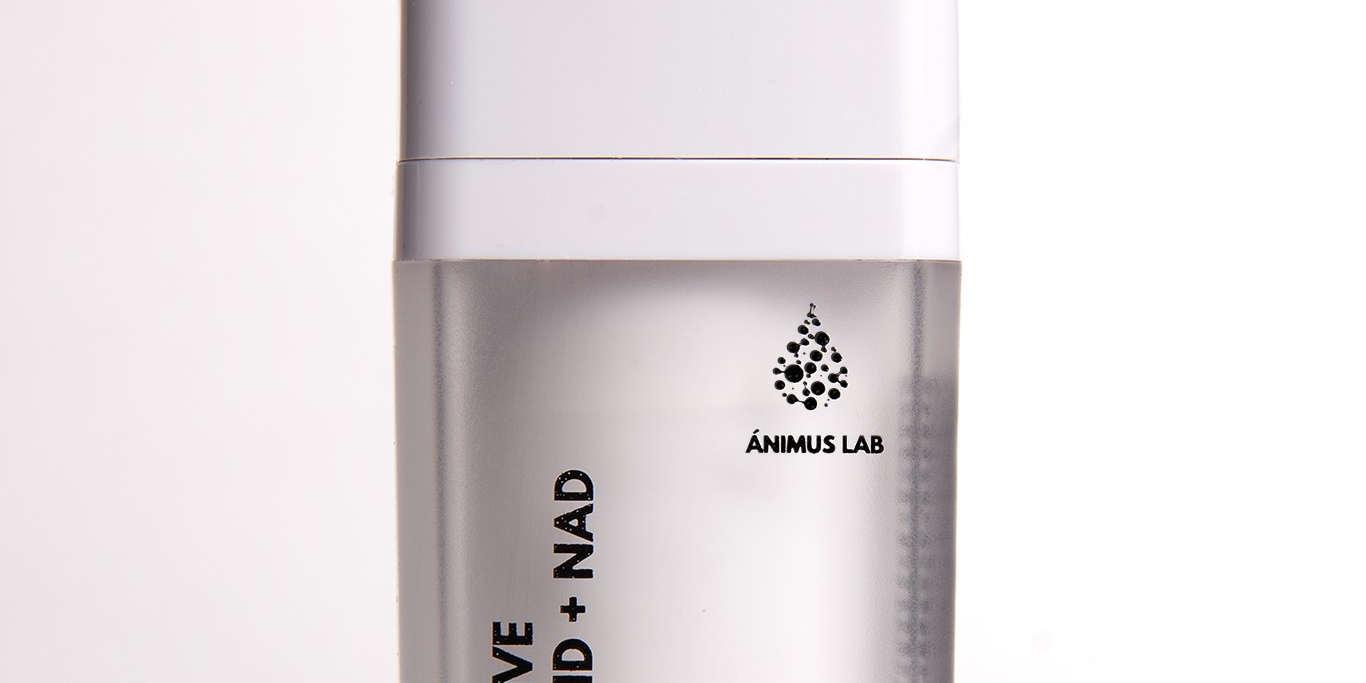Suero facial TriActive Retinoid + NAD de Ánimus Lab, fórmula antiedad avanzada, envase airless.