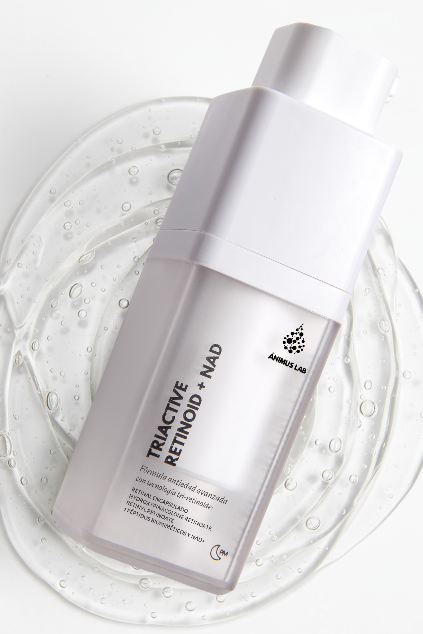 Suero facial TriActive Retinoid + NAD de Ánimus Lab sobre fondo con textura transparente, representa su fórmula ligera y avanzada.
