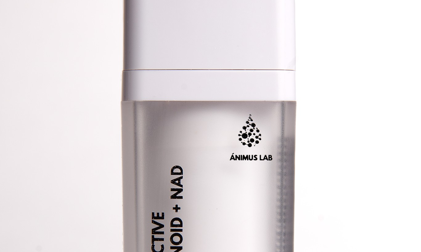 Suero facial TriActive Retinoid + NAD de Ánimus Lab, fórmula antiedad avanzada, envase airless.
